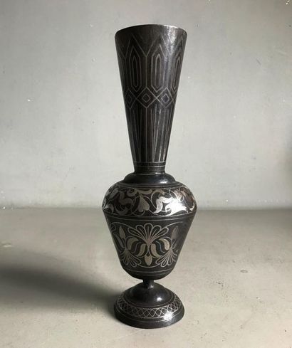null Vase de forme balustre en métal à décor damasquiné d'argent de motifs géométriques...