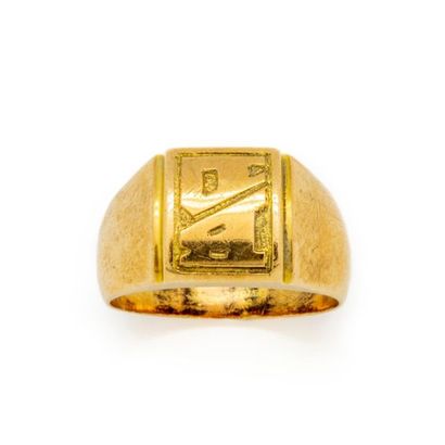 Yellow gold signet ring.
Weight: 5.6 g. 