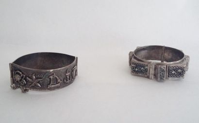 null Deux bracelets en argent ciselé. Ancien travail du Maghreb, circa 1920
Poinçon...
