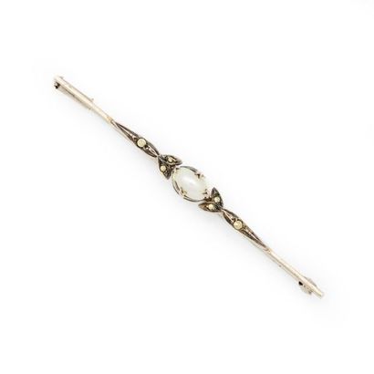 null Around 1900, white gold brooch barrette brooch decorated with a foliage motif...
