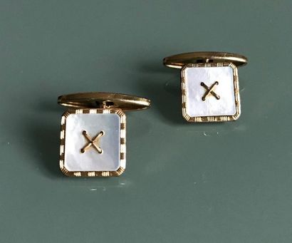 null Maison MURAT 
Pair of cufflinks in golden stall decorated with a square section...