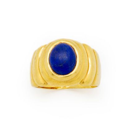 null Yellow gold signet ring set with a lapis lazuli stone Gross 
weight: 8.8 g 