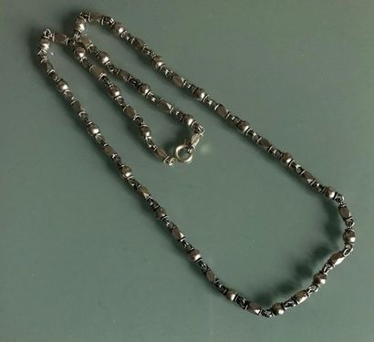 null Small metal necklace with faceted mesh and pearls. Old regional work