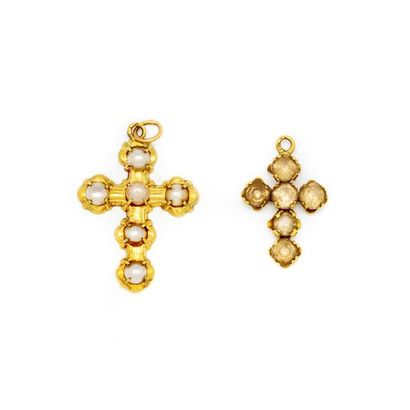 null 2 gold crosses pearls and stones gross
weight: 1,6 g.
 