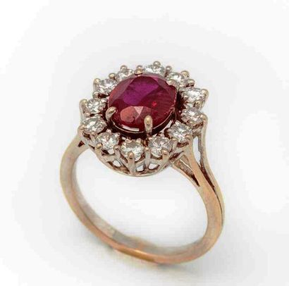 null Daisy "effect" ring in white gold set with claws of a red stone surrounded by...