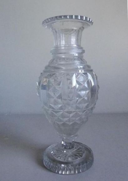 null Attributed to BACCARAT
Baluster-shaped crystal vase cut with flutes, friezes...