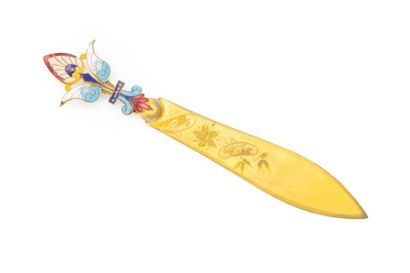 null Engraved gold-plated metal letter opener, enamel grip.
Around 1900
L. : 18 ...