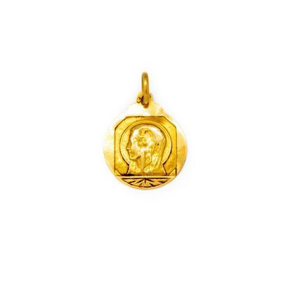 null Medal in yellow gold.
Weight: 1.2 g.