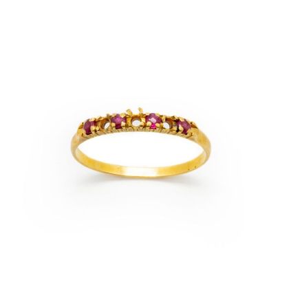 null Yellow gold ring decorated with 4 small red stones Gross
weight: 1.5 g