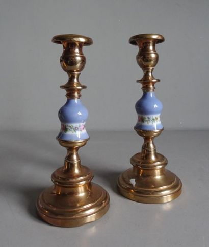 null Pair of gilded brass candleholders and porcelain central part with polychrome...