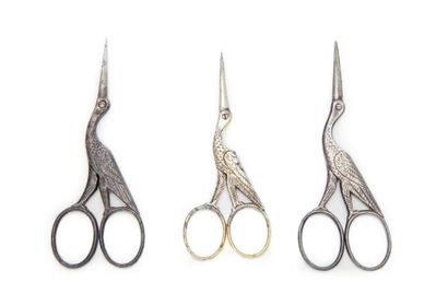null 3 pairs of scissors in steel with stork decoration known as birthing scissors.
L.:...