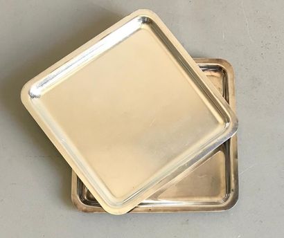 null Two small silver plated metal trays with square section.
18 x 18 cm
Fine st...
