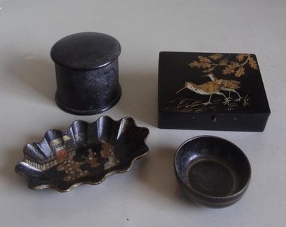 null Set of boxes and cups in black lacquered paper maché with golden Chinese decoration.
Late...