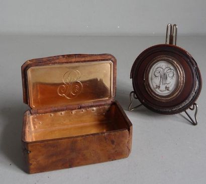 null Rectangular snuffbox made of burr wood with an inner lining of gilded silver....