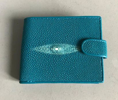 null HUG and YOU
Wallet - card holder in stingray dyed turquoise
blue Condition ...