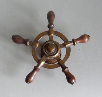 null MARINE OBJECT Navigation
wheel in bronze and wood
D.: 31 cm