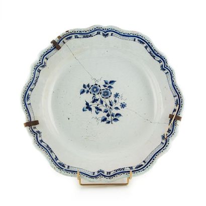 null ROUEN
Large round earthenware dish with a blue-white flower decoration in the...
