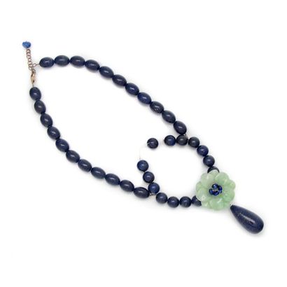 null Lapiz lazuli and jadeite flower necklace.
L.: 27 cm