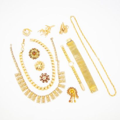 null Lot of costume jewelry in gold metal, including watch, bracelets, necklaces,...