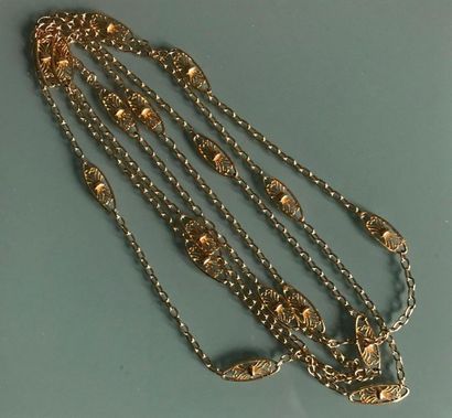 null Long necklace in gilded metal with small links punctuated by a large flat oval-shaped...