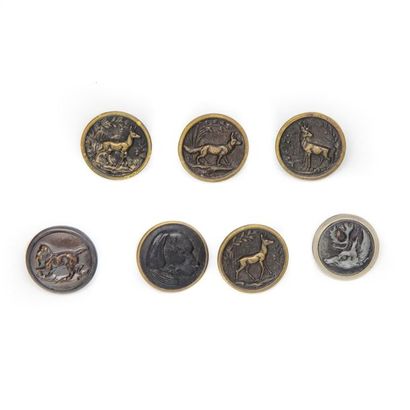 null Set of 7 metal hunting buttons, animals in relief.
2.5 cm