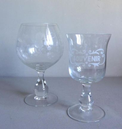 null Two standing glasses with grapes in engraved glass. 
Height: 25,5 cm and 21,5...