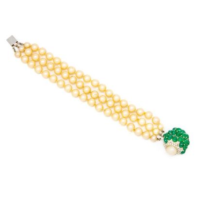 null Bracelet 3 rows of pearls decorated with a green stone cabochon of white stones...