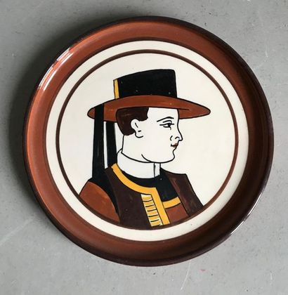 null Manufacture HB à QUIMPER 
Medallion in tondo in polychrome enamelled earthenware...
