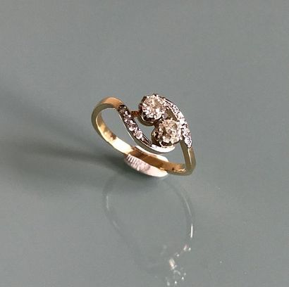 null Ring "Toi et Moi" in yellow gold set with two small diamonds and bands of brilliants.
Gross...