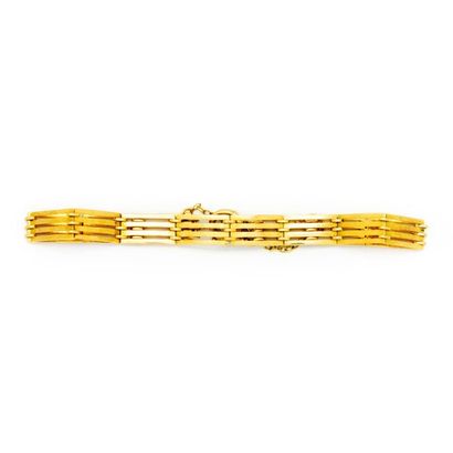 null Yellow gold bracelet with flat openworked links, decorated with a safety
chain...