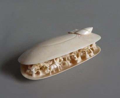 null CHINE
Bibelot en ivoire sculpté en forme de moule surmontée d'un mollusque et...