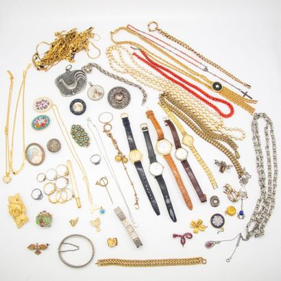 null un lot de bijoux fantaisie comprenant montres , colliers en métal doré, broches...