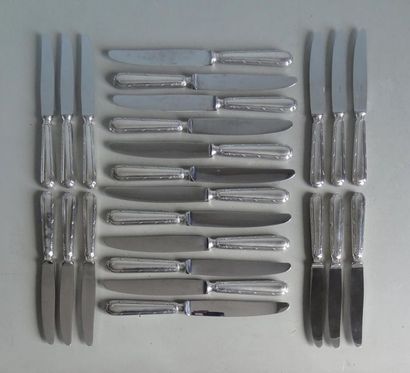 null ERCUIS
Set of 12 table knives and 12 cheese knives with steel blade and silver...