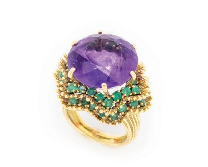 null Around 1950, yellow gold ring decorated with a round amethyst, surrounded in...