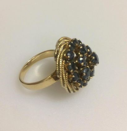 null Amusing gilded metal whirl ring decorated with a blue stone paving. Circa 1...