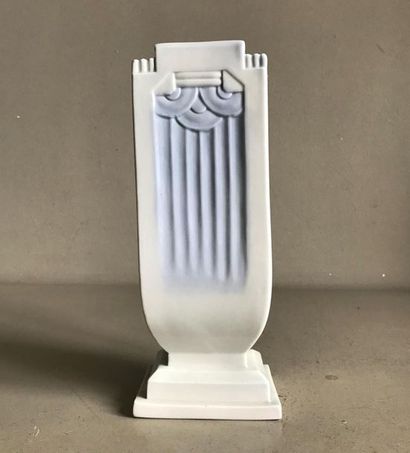 null Manufacture SAMSON (?) - Paris
Vase on a square section base in white and blue...