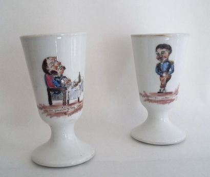 null Amusante paire de tasses Mazagran en porcelaine à décor de personnages satyriques....