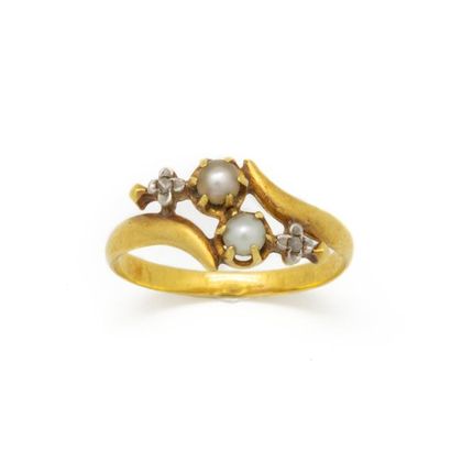 null Yellow gold ring punctuated with two pearls in you and me 
Gross weight: 2.7...