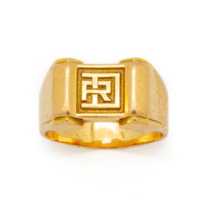 Yellow gold signet ring 
