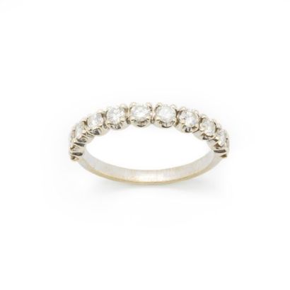 null American white gold wedding band adorned with small diamonds.
Gross weight :...