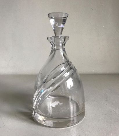 null Carafe couverte en cristal à panse taillée.
H. 26,5 cm