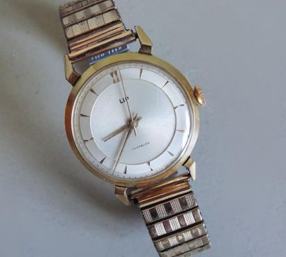 null LIP - Vintage
Men's watch with round dial in gilded metal. Baton numerals -...