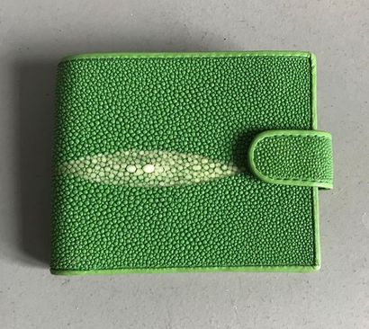 null HUG and YOU
Wallet - card holder in green 
tinted stingray Condition new