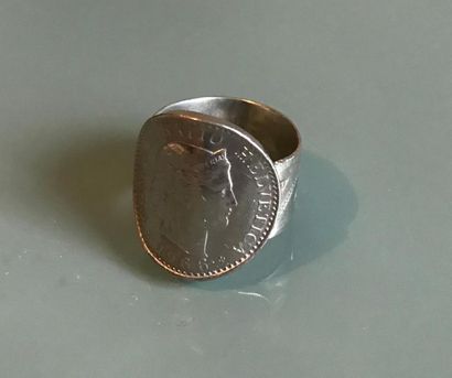 null Bague en métal argenté ornée d'une pièce de monnaie Suisse de 1960