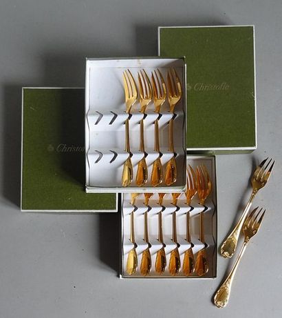 null CHRISTOFLE
Suite de 12 fourchettes à gâteau en métal doré à spatule ciselée...
