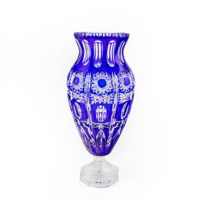 null BOHÊME
Grand vase en cristal de couleur bleu taillé à décor de pastilles et...