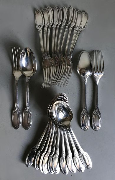 null CHRISTOFLE
Suite of 12 large silver-plated metal cutlery moulded and chiselled...