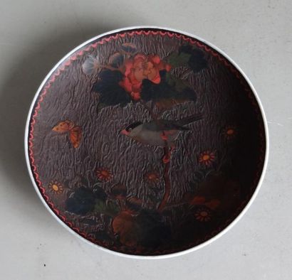 null CHINA
Round porcelain plate with slightly raised lacquer decoration inside representing...