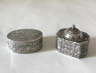 null Two small pill boxes made of silver, richly chiselled with leaves. 
Old foreign...
