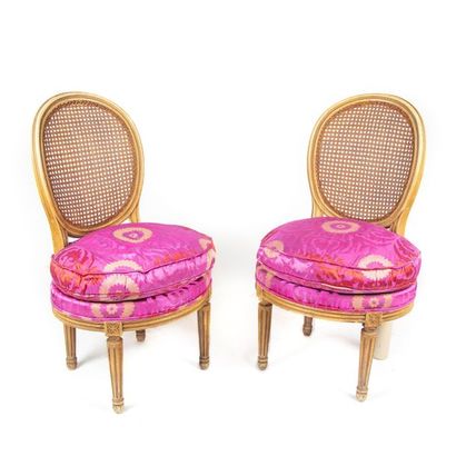 null Paire de petites chaises basses en bois laqué crème. Médaillon canné, assise...